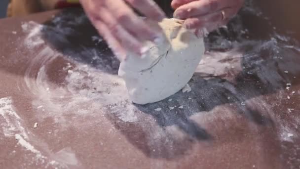 Mężczyzna Szef Kuchni Ugniatanie Wegańskie Chleb Domowej Roboty Wykonane Mąki — Wideo stockowe