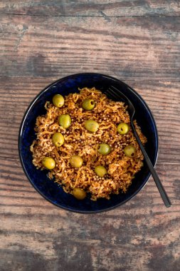 Ekmek kırıntılı vejetaryen zencefilli şehriye kişniş tohumu ve zeytin soslu sağlıklı bitki temelli yemek tarifleri.