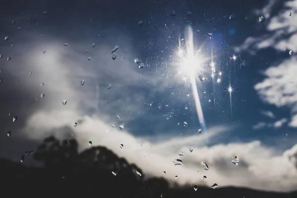 Regendruppels Het Raam Tijdens Zon Met Wolken Bergen Dikke Vegetatie — Stockfoto