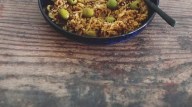 Ekmek kırıntıları ve zeytin soslu vejetaryen zencefilli şehriye, sağlıklı bitki temelli yemek tarifleri.