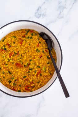 Zerdeçal dolma biber ve ıspanak ile vegan baharatlı yulaf ezmesi, sağlıklı bitki temelli yemek tarifleri.