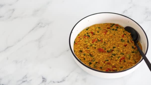 Avena Salada Vegana Con Garbanzos Cúrcuma Pimiento Espinacas Recetas Saludables — Vídeo de stock