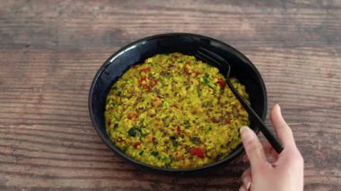Fla tohumlu ıspanak ve dolma bezelyeli vegan altın baharatlı yulaf ezmesi, sağlıklı bitki temelli yemek tarifleri.