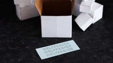 nakliye endüstrisi ve çevrimiçi alışveriş konsepti, bir grup beyaz teslimat paketleri teslimatlar metinleri