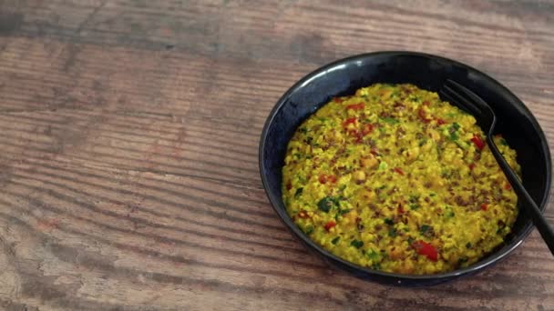 ピーマンのひよこ豆とほうれん草のフラシードをトッピングしたビーガン黄金のセイボリーオート 健康的な植物ベースの食品レシピ — ストック動画