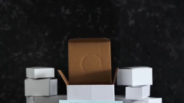配送業界とオンラインショッピングの概念 グループの白い配達小包で配達テキスト — ストック動画