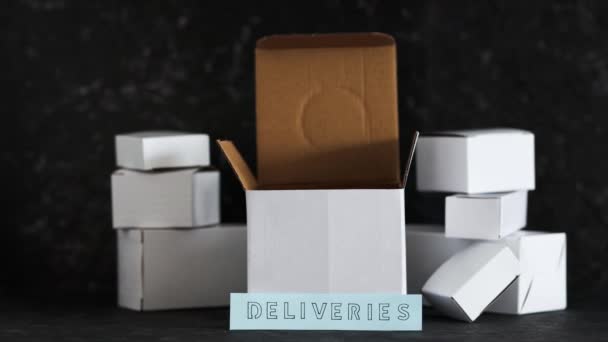 配送業界とオンラインショッピングのコンセプト 配達テキスト付きの白い配達小包のグループ — ストック動画