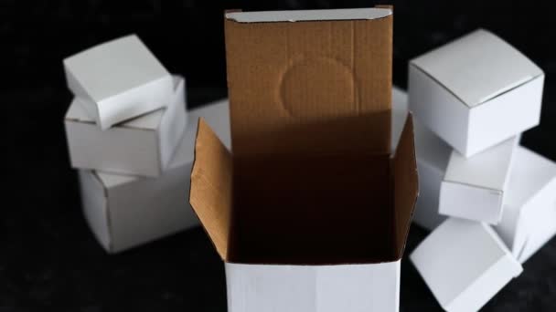 配送業界とオンラインショッピングのコンセプト 中央に1つのオープンボックスを持つ白い配達小包のグループ — ストック動画