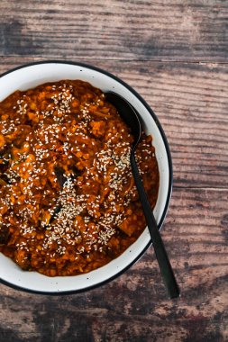 Vejetaryen patlıcan ve susam tohumlu kırmızı mercimek, sağlıklı bitki temelli yemek tarifleri.