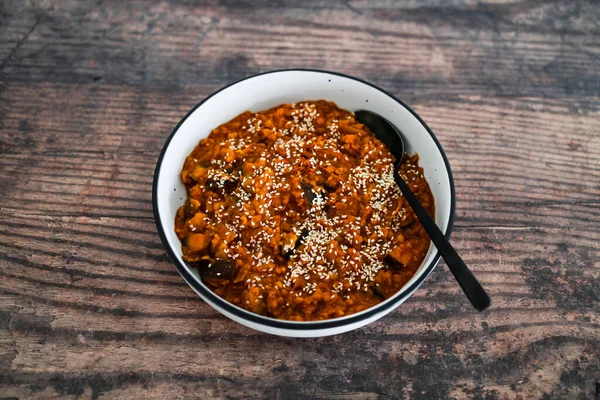 Vegane Auberginen Und Rotes Linsencurry Mit Sesamkernbelag Gesunde Pflanzliche Nahrungsrezepte — Stockfoto