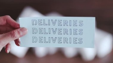 Sevkiyat endüstrisi ve çevrimiçi alışveriş konsepti, beyaz teslimat paketleri, el ele teslimat teslimatları metinleri önlerinde.