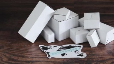 nakliye endüstrisi ve çevrimiçi alışveriş konsepti, dünya haritası ve teslimatları içeren beyaz teslimat paketleri grubu