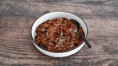 Vejetaryen patlıcan ve susam tohumlu kırmızı mercimek, sağlıklı bitki temelli yemek tarifleri.