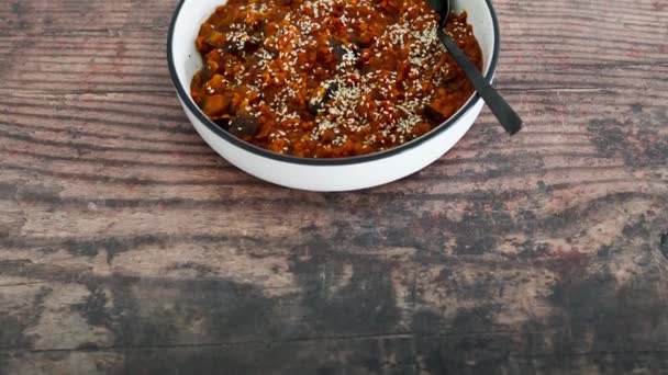 Aubergine Végétalienne Curry Lentilles Rouges Avec Garniture Graines Sésame Recettes — Video