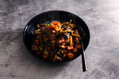 Karışık sebzeli vejetaryen rosto ve bitkisel köfte dilimleri, sağlıklı bitki temelli yemek tarifleri.