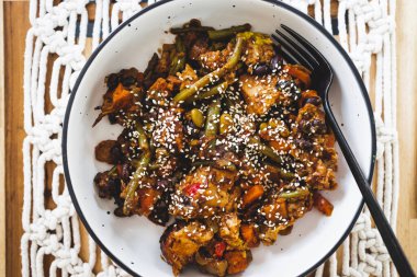 Karışık sebzeli vejetaryen rosto ve bitkisel köfte dilimleri, sağlıklı bitki temelli yemek tarifleri.