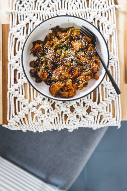 Karışık sebzeli vejetaryen rosto ve bitkisel köfte dilimleri, sağlıklı bitki temelli yemek tarifleri.