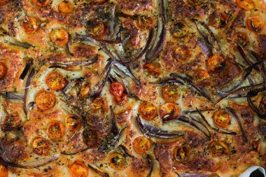 Çeri domatesli ve soğanlı vegan ev yapımı Focaccia ekmeği fırından yeni çıkmış sağlıklı bitki temelli yemek tarifleri.