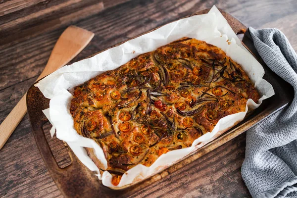 Pain Focaccia Maison Végétalien Aux Tomates Cerises Aux Oignons Fraîchement — Photo