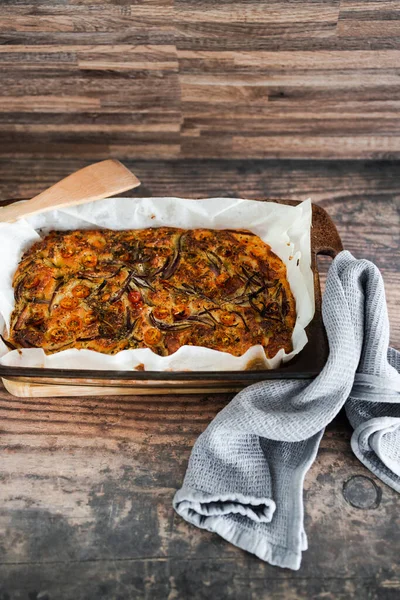 Çeri Domatesli Soğanlı Vegan Yapımı Focaccia Ekmeği Fırından Yeni Çıkmış — Stok fotoğraf