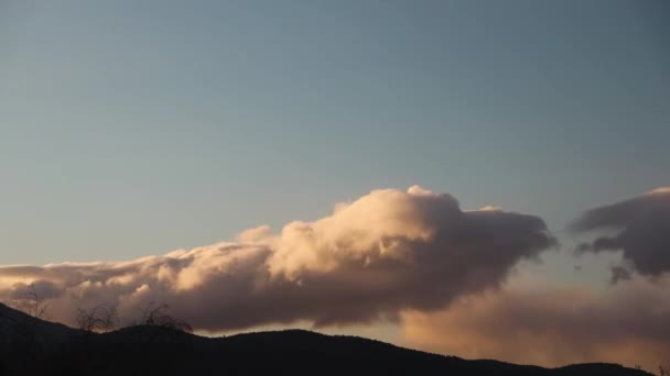 Timelapse Nuvole Tramonto Che Rotolano Sulle Montagne Fitta Vegetazione Girato — Video Stock