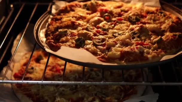 Pizza Vegana Fatta Casa Con Olive Peperoncino Condita Con Formaggio — Video Stock