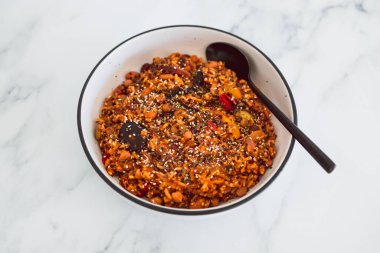 Akdeniz sebzeli vegan kinoası ve pilav ve domates soslu Meksika fasulyesi, sağlıklı bitki temelli yemek tarifleri.