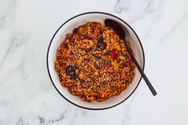 Akdeniz sebzeli vegan kinoası ve pilav ve domates soslu Meksika fasulyesi, sağlıklı bitki temelli yemek tarifleri.