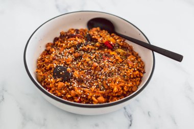 Akdeniz sebzeli vegan kinoası ve pilav ve domates soslu Meksika fasulyesi, sağlıklı bitki temelli yemek tarifleri.