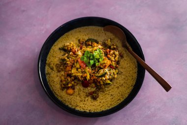 Sebzeli sebze, mercimek ve karnabahar pilavlı vejetaryen yeşil köri, sağlıklı bitki temelli yemek tarifleri.