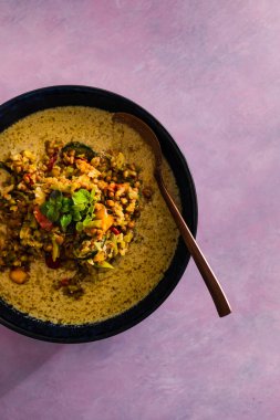 Sebzeli sebze, mercimek ve karnabahar pilavlı vejetaryen yeşil köri, sağlıklı bitki temelli yemek tarifleri.