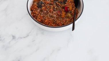 Akdeniz sebzeli vegan kinoası ve pilav ve domates soslu Meksika fasulyesi, sağlıklı bitki temelli yemek tarifleri.