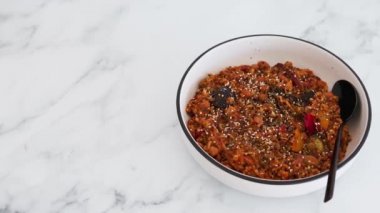 Akdeniz sebzeli vegan kinoası ve pilav ve domates soslu Meksika fasulyesi, sağlıklı bitki temelli yemek tarifleri.