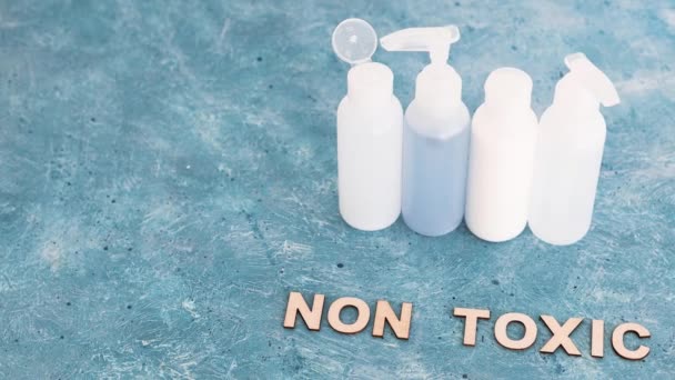 低毒性和自然美产品概念形象 一组无毒的蓝色背景乳液瓶 — 图库视频影像