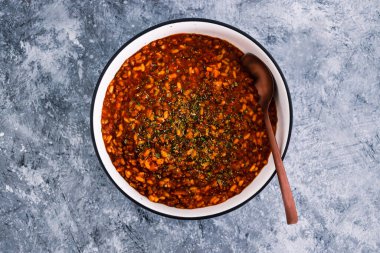 Mercimekli vegan bolonez risotto ve dokulu sebze proteini, sağlıklı bitki temelli yemek tarifleri.