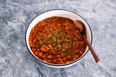 Mercimekli vegan bolonez risotto ve dokulu sebze proteini, sağlıklı bitki temelli yemek tarifleri.