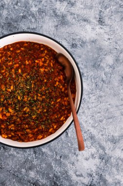 Mercimekli vegan bolonez risotto ve dokulu sebze proteini, sağlıklı bitki temelli yemek tarifleri.