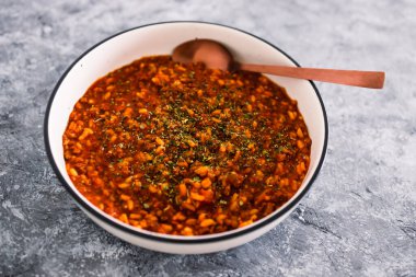 Mercimekli vegan bolonez risotto ve dokulu sebze proteini, sağlıklı bitki temelli yemek tarifleri.