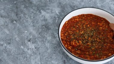 Mercimekli vegan bolonez risotto ve dokulu sebze proteini, sağlıklı bitki temelli yemek tarifleri.