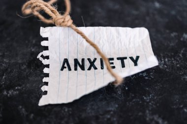 Yazılı bir not. Endişe tırmandı ve halatla siyah arka plan, zihinsel sağlık konsepti üzerine sıkıştırdı.