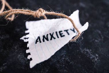 Yazılı bir not. Endişe tırmandı ve halatla siyah arka plan, zihinsel sağlık konsepti üzerine sıkıştırdı.