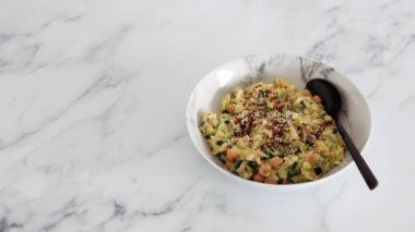 Ispanak ve çekirdekli vejetaryen patates nohutlu köri, sağlıklı bitki temelli yemek tarifleri.