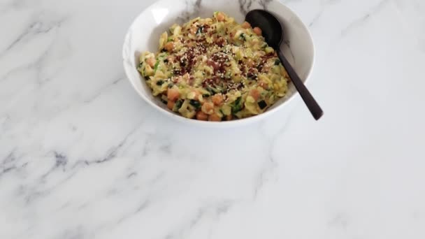 Veganistische Aardappel Kikkererwten Curry Met Spinazie Zaden Topping Gezonde Plantaardige — Stockvideo