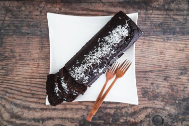 Hindistan cevizi soslu vejetaryen çikolatalı madeira keki, sağlıklı bitki temelli yemek tarifleri.