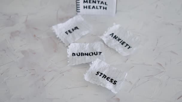 Texto Salud Mental Bloc Notas Rodeado Miedo Ansiedad Estrés Palabras — Vídeos de Stock