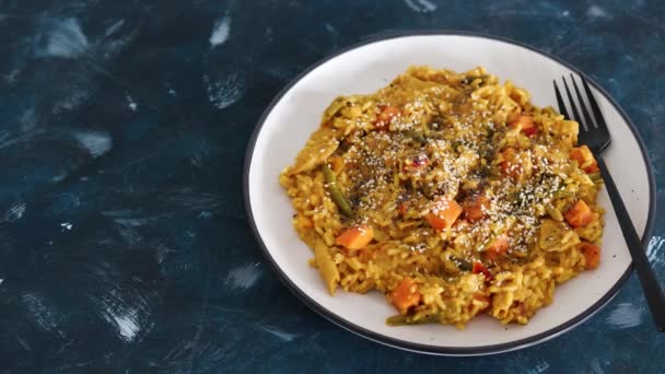 Arroz Curry Vegano Con Boniatos Frijoles Pimientos Pollo Base Plantas — Vídeo de stock