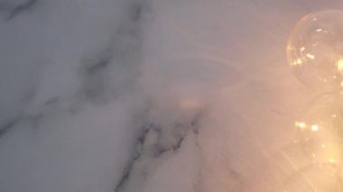 Parlak ışıklı ampuller mermer arka planda birbirine dolanmış, beyin fırtınası fikri ve takım çalışması kavramı. 