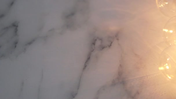 Groep Gloeilampen Met Stralende Led Lichten Verstrengeld Marmeren Achtergrond Concept — Stockvideo