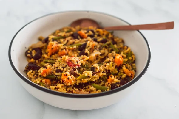 Vegane Quinoa Mit Süßkartoffeln Grünen Bohnen Paprika Und Roten Nierenbohnen — Stockfoto
