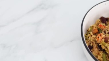 Tatlı patatesli vejetaryen kinoası yeşil fasulye dolma biber ve kırmızı böbrek fasulyesi sağlıklı bitki temelli yemek tarifleri.